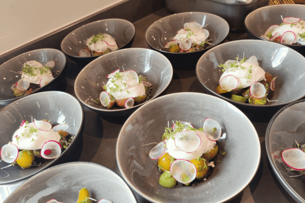 Burrata met gemarineerde tomaatjes, aceto balsamico & groene kruiden