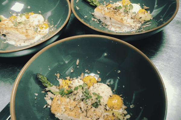 Parelhoender met knolselderij, eidooiercrème, groene asperge, verse truffel & beurre blanc⁠